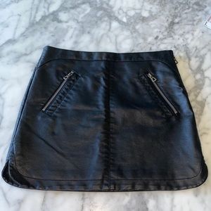 Faux-leather black skirt by Silence + Noise 🖤
